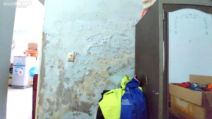 Đà Nẵng: Dân khổ sở trong chung cư, nửa đêm dậy tát nước, đi vệ sinh phải cầm dù - 4