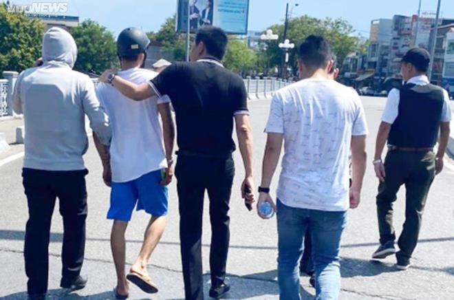 Thừa Thiên - Huế: Bắt nghi phạm dùng súng AK cướp tiệm vàng tại chợ Đông Ba - 1