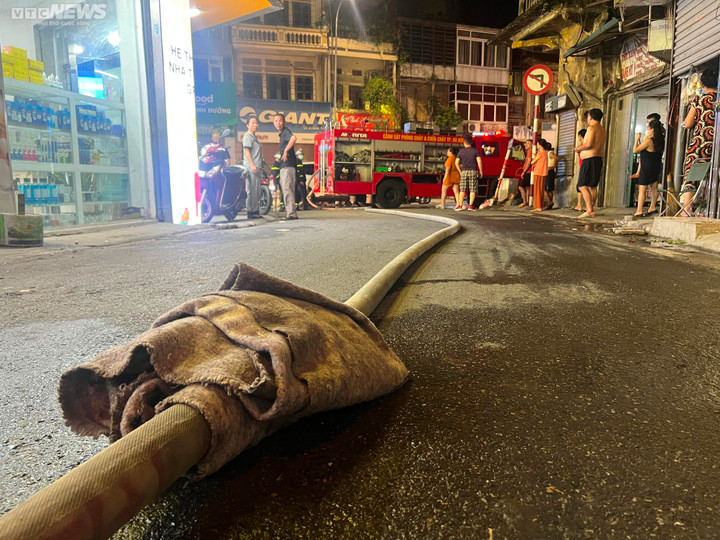 Chăng gần 2km đường ống dập đám cháy trong ngõ nhỏ ở Hà Nội - 2