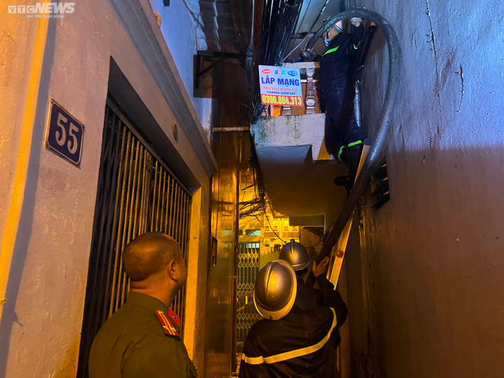 Chăng gần 2km đường ống dập đám cháy trong ngõ nhỏ ở Hà Nội - 1