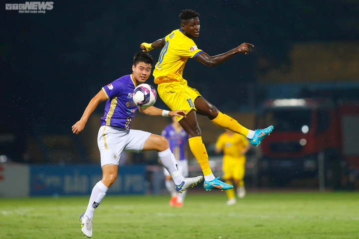 Trực tiếp bóng đá Hà Nội FC 2-1 SLNA: Thành Chung ghi bàn - 6