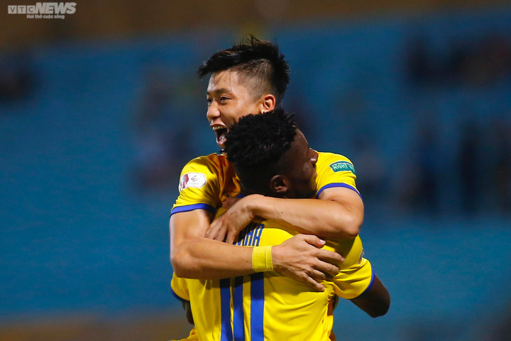 Trực tiếp bóng đá Hà Nội FC 2-1 SLNA: Thành Chung ghi bàn - 4