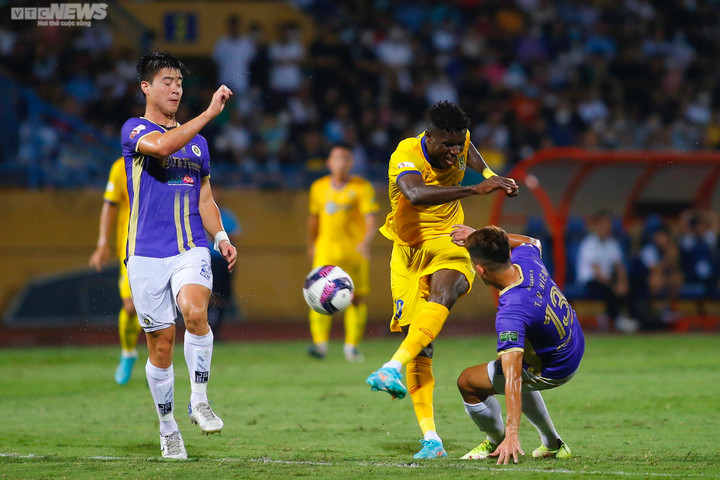 Trực tiếp bóng đá Hà Nội FC 2-1 SLNA: Thành Chung ghi bàn - 2