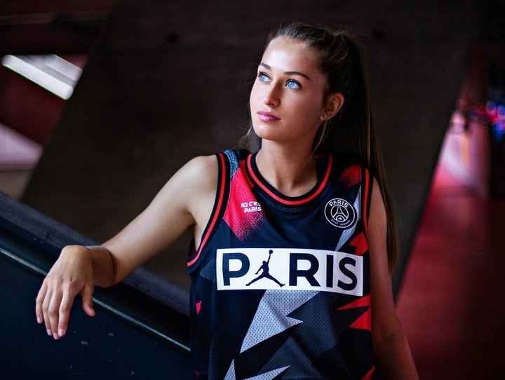 Ngắm vẻ đẹp gợi cảm của tình cũ sao Bayern Munich - 10