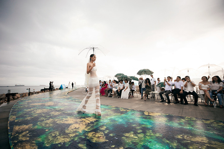 Thí sinh Miss World Việt Nam 2022 đội mưa diễn thời trang - 2