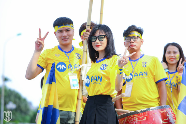 Trực tiếp bóng đá Hà Nội FC 2-1 SLNA: Thành Chung ghi bàn - 7