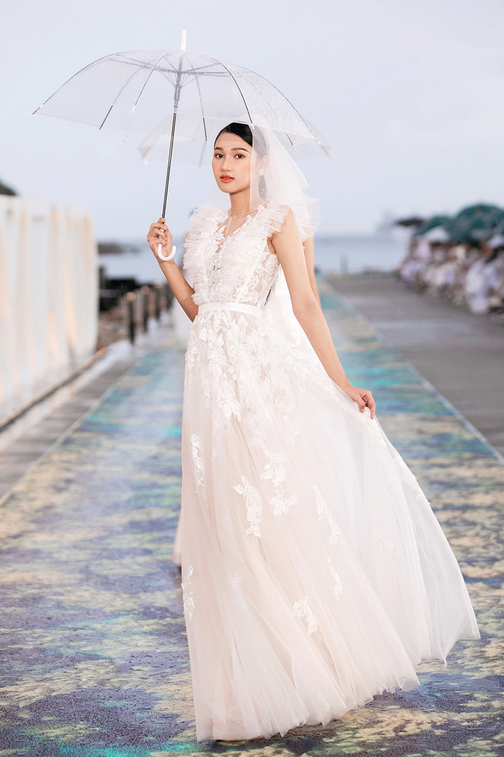 Thí sinh Miss World Việt Nam 2022 đội mưa diễn thời trang - 4