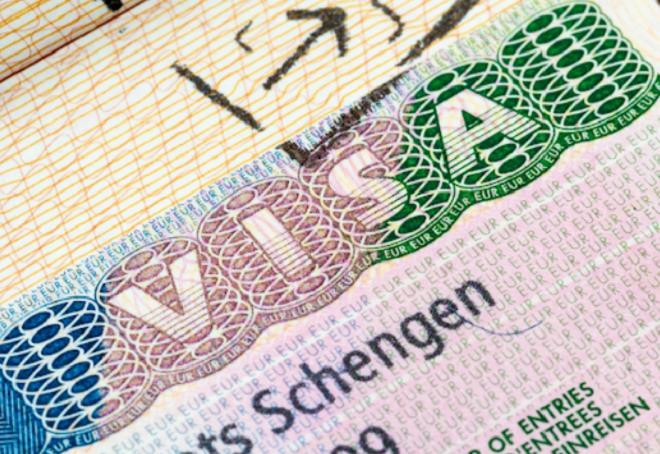 Vì sao Tây Ban Nha ngừng cấp thị thực Schengen với người Việt dùng hộ chiếu mới? - 1