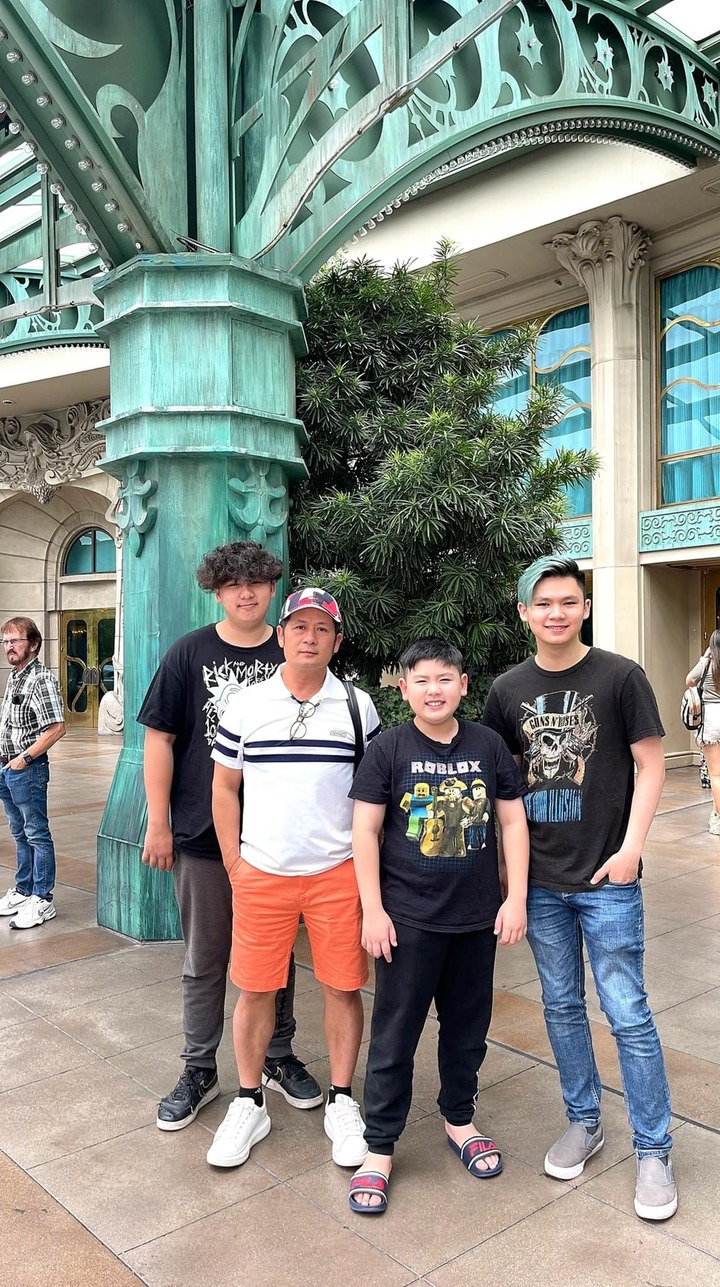 Bằng Kiều gây sốt khi 'trình làng' cả 4 cậu con trai - 4