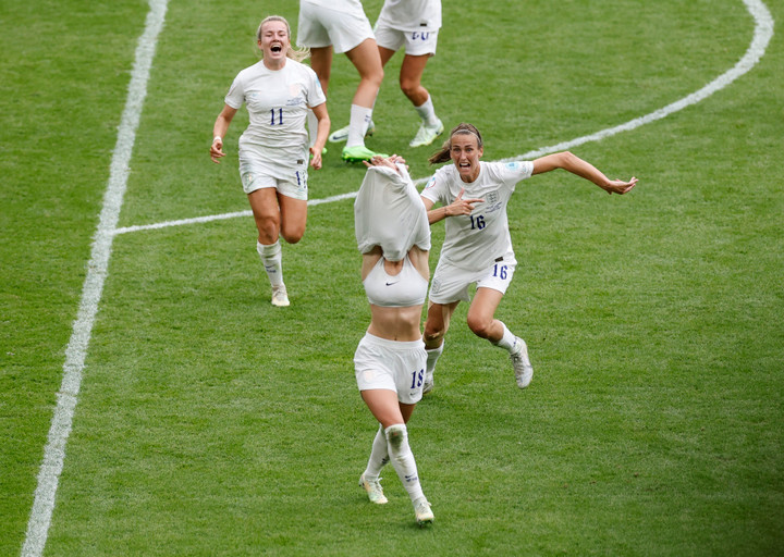 Nữ cầu thủ cởi áo ăn mừng bàn thắng giúp tuyển Anh vô địch EURO 2022 - 2