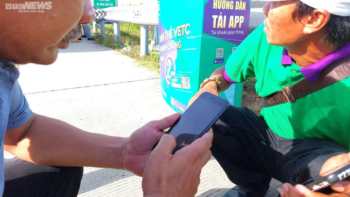 ETC tậm tịt, nhân viên quét thủ công, tài xế ngao ngán trong ngày đầu thu phí - 6