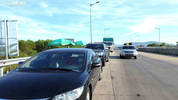 ETC tậm tịt, nhân viên quét thủ công, tài xế ngao ngán trong ngày đầu thu phí - 3