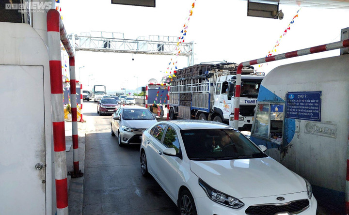 ETC tậm tịt, nhân viên quét thủ công, tài xế ngao ngán trong ngày đầu thu phí - 1