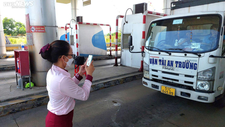 ETC tậm tịt, nhân viên quét thủ công, tài xế ngao ngán trong ngày đầu thu phí - 5