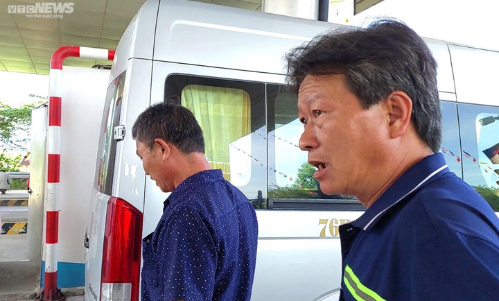 ETC tậm tịt, nhân viên quét thủ công, tài xế ngao ngán trong ngày đầu thu phí - 4