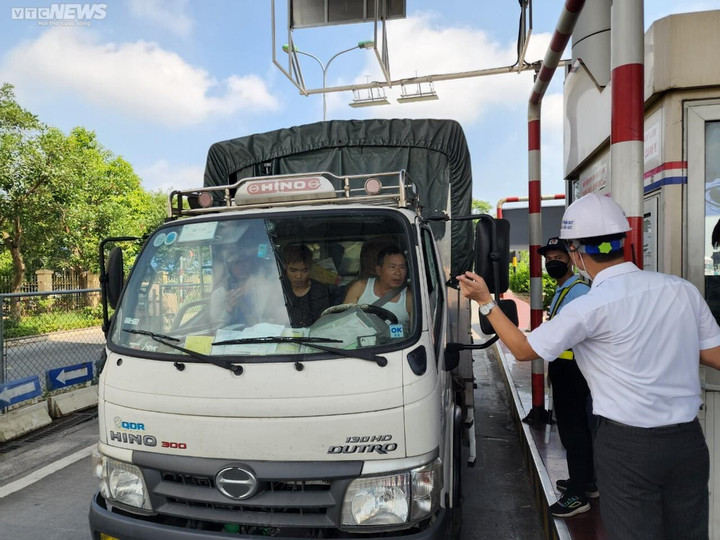 Barie làn ETC trạm Pháp Vân - Cầu Giẽ gặp lỗi, nhiều tài xế phải trả tiền mặt - 4