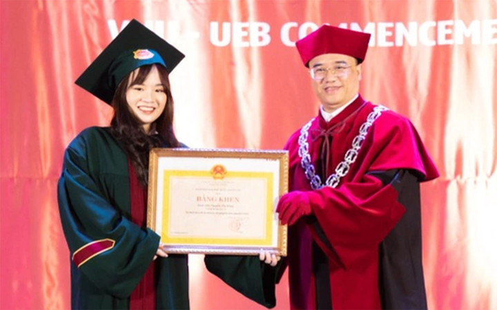 Lễ phục tốt nghiệp ở ĐH Kinh tế ĐHQG Hà Nội: Tôi chẳng thấy có gì phải ầm ĩ - 2