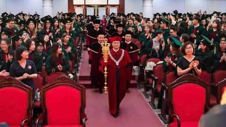 Lễ phục tốt nghiệp ở ĐH Kinh tế ĐHQG Hà Nội: Tôi chẳng thấy có gì phải ầm ĩ - 1