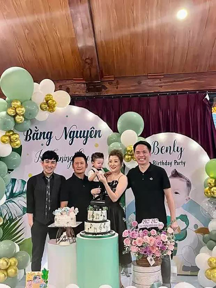 Bằng Kiều gây sốt khi 'trình làng' cả 4 cậu con trai - 3