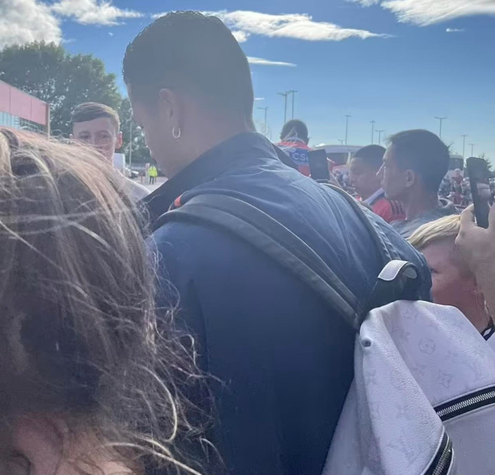 Ronaldo bỏ về giữa trận, bị CĐV Man Utd gọi là 'nỗi ô nhục' - 2