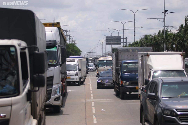 TP.HCM: Ùn tắc kéo dài, BOT An Sương phải mở thêm làn thu phí tiền mặt - 3