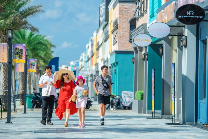 Đại lộ shophouse tại NovaWorld Ho Tram quy tụ đa dạng thương hiệu mua sắm và ẩm thực nổi tiếng.