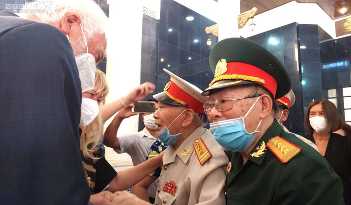 Ảnh: Đồng đội tiễn đưa anh hùng Kostas Nguyễn Văn Lập về nơi yên nghỉ - 1