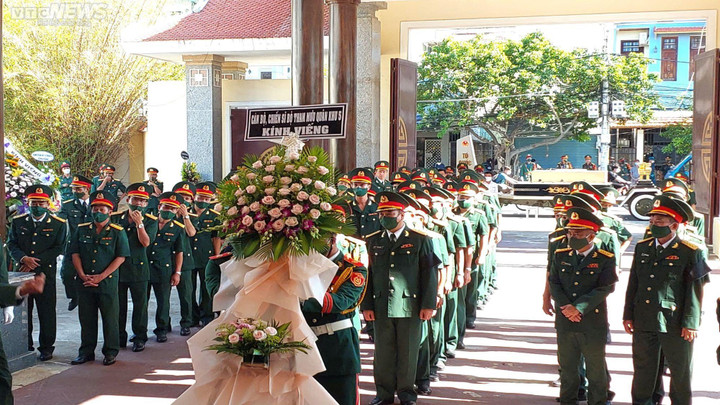 Ảnh: Đồng đội tiễn đưa anh hùng Kostas Nguyễn Văn Lập về nơi yên nghỉ - 3