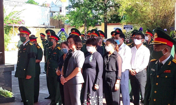 Ảnh: Đồng đội tiễn đưa anh hùng Kostas Nguyễn Văn Lập về nơi yên nghỉ - 2