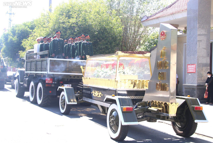 Ảnh: Đồng đội tiễn đưa anh hùng Kostas Nguyễn Văn Lập về nơi yên nghỉ - 8