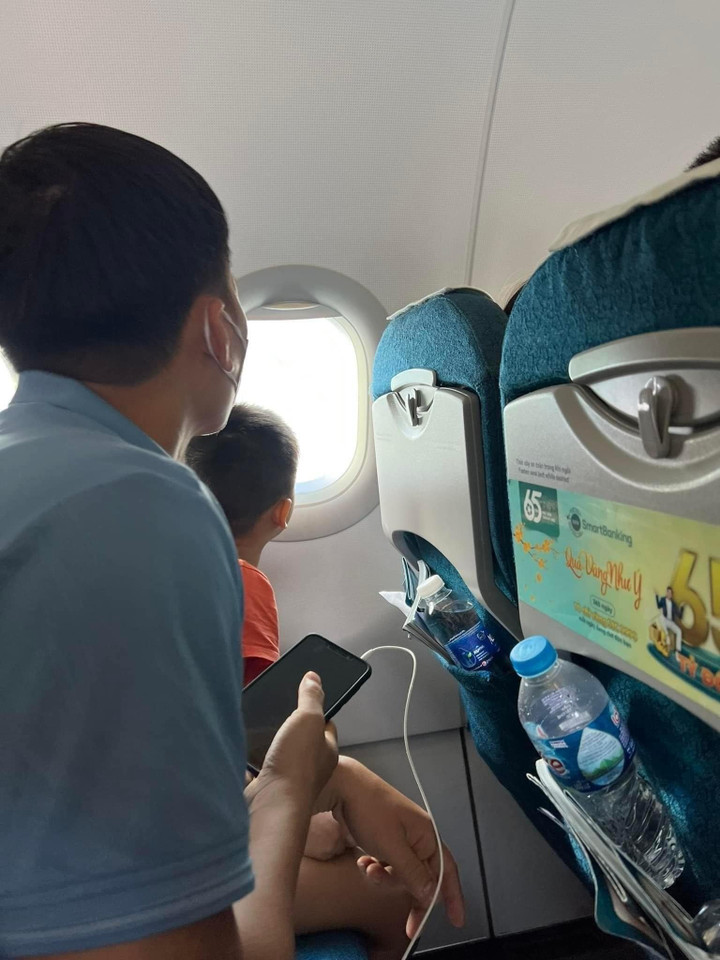 Màn ‘giao dịch’ của cậu bé lần đầu đi máy bay không được ngồi gần cửa sổ gây sốt - 1