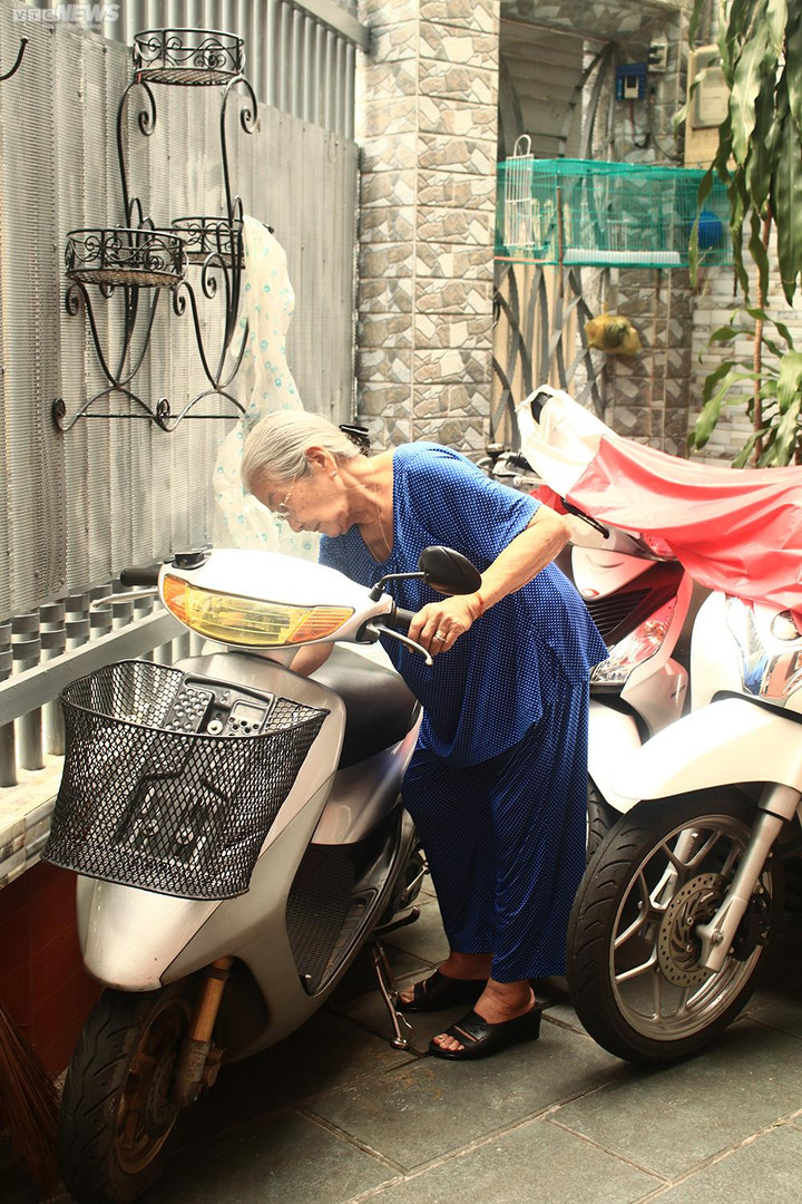 NSƯT Phi Điểu: Tuổi 91 vẫn tự chạy xe máy đi diễn, dạo phố mỗi ngày - 6