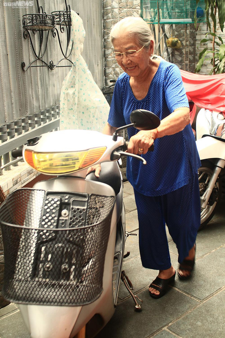 NSƯT Phi Điểu: Tuổi 91 vẫn tự chạy xe máy đi diễn, dạo phố mỗi ngày - 5