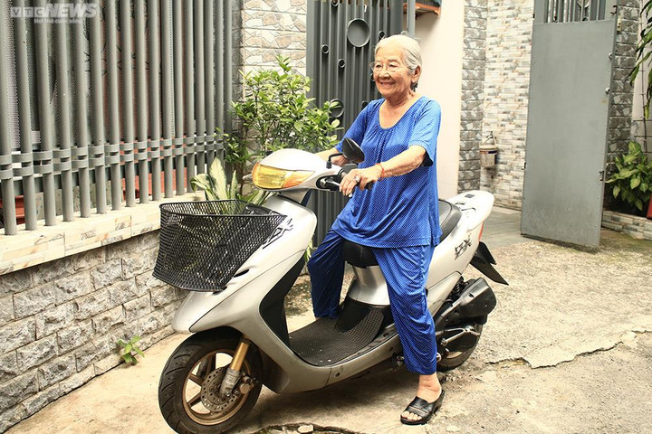 NSƯT Phi Điểu: Tuổi 91 vẫn tự chạy xe máy đi diễn, dạo phố mỗi ngày - 7