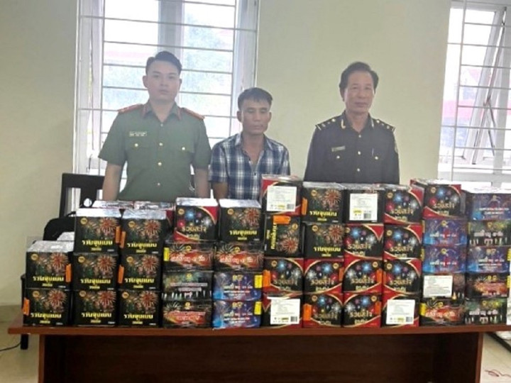 Bắt kẻ mua bán, vận chuyển 1,5 tạ pháo lậu do nước ngoài sản xuất - 1