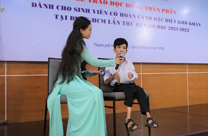 Hành trình 13 năm đến trường trên lưng ba của nam sinh liệt 2 chân - 4