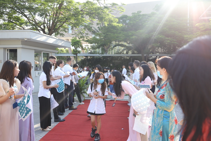 Học sinh tiểu học rộn ràng ngày tựu trường - 1