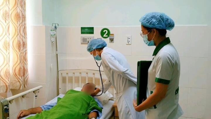 Ho, khó thở suốt một năm, bác sĩ gắp ra xương ống heo - 1