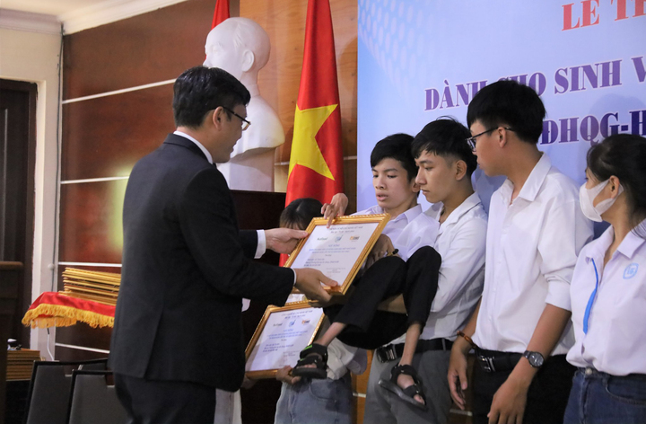 Hành trình 13 năm đến trường trên lưng ba của nam sinh liệt 2 chân - 3