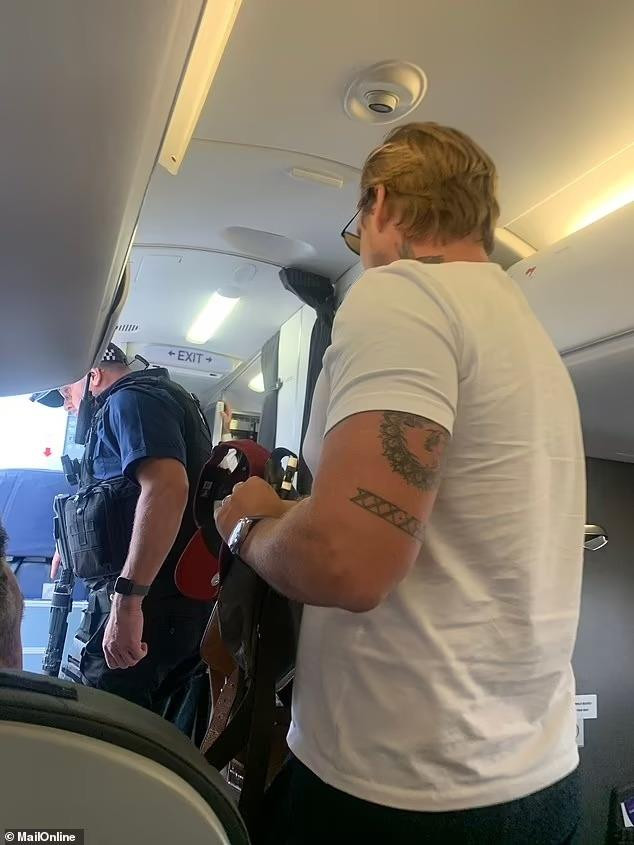 Lăng mạ tiếp viên, ca sĩ nổi tiếng Lee Ryan bị bắt trên máy bay - 2