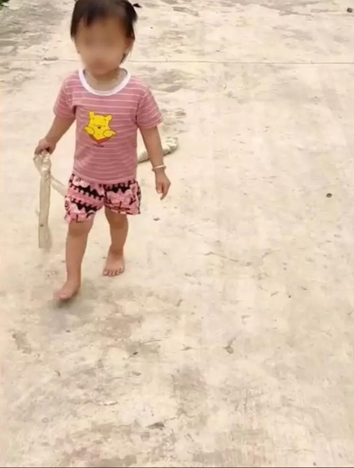 Loạt trò nghịch hú hồn của trẻ con làm bố mẹ '3 phần đau đớn, 7 phần gục ngã' - 9