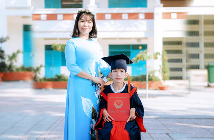 Hành trình 13 năm đến trường trên lưng ba của nam sinh liệt 2 chân - 1
