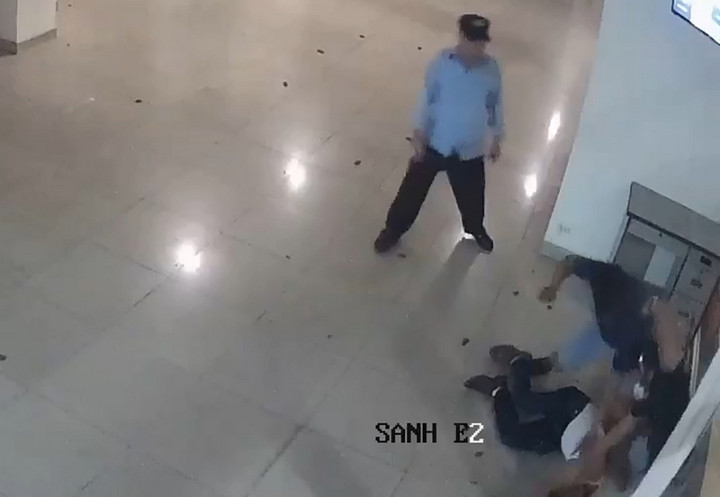 Ca sĩ Chế Phi say xỉn, bị đánh hội đồng tại sảnh thang máy chung cư - 1