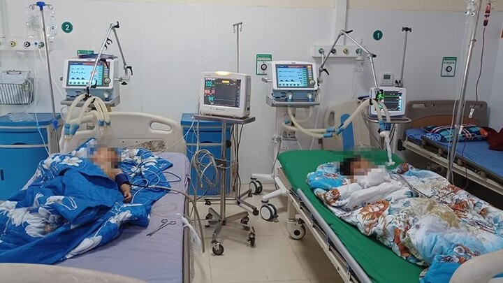 Sơn La: Nổ bom bi, hai anh em bé trai nguy kịch - 1