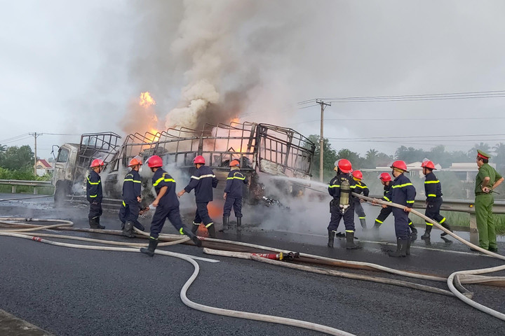 Xe tải bốc cháy ngùn ngụt, cao tốc TP.HCM - Trung Lương ùn tắc 10km - 2