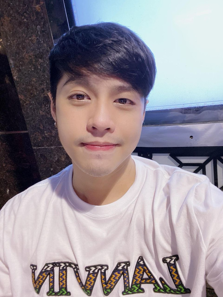 Sao Việt 5/8: Thiện Nhân đăng loạt ảnh ngọt ngào bên người tình đồng giới - 3