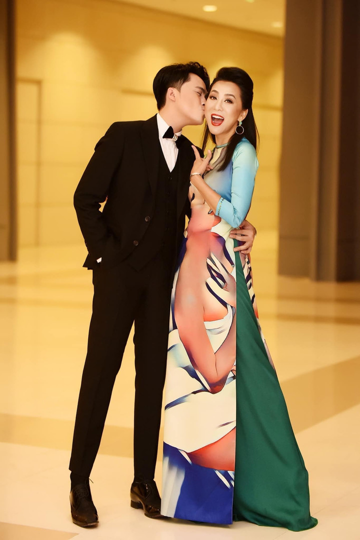 Sao Việt 5/8: Thiện Nhân đăng loạt ảnh ngọt ngào bên người tình đồng giới - 7