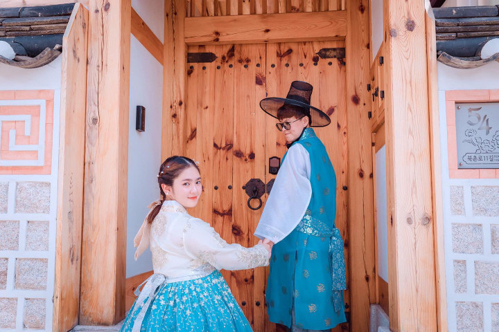 Sao Việt 5/8: Thiện Nhân đăng loạt ảnh ngọt ngào bên người tình đồng giới - 2