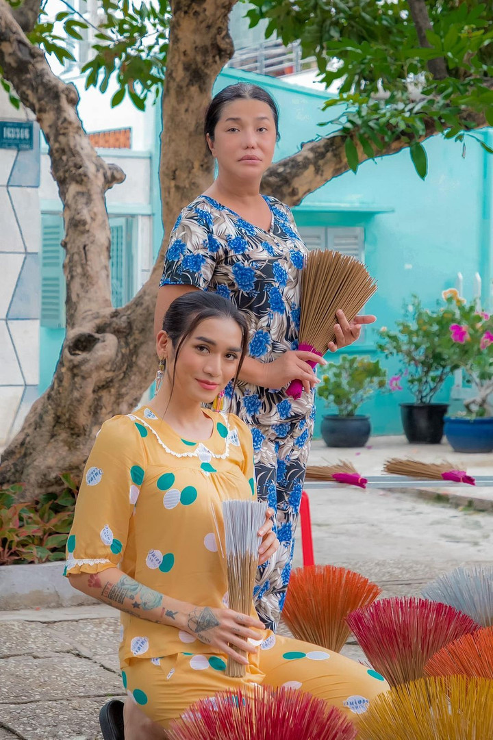 Sao Việt 5/8: Thiện Nhân đăng loạt ảnh ngọt ngào bên người tình đồng giới - 8