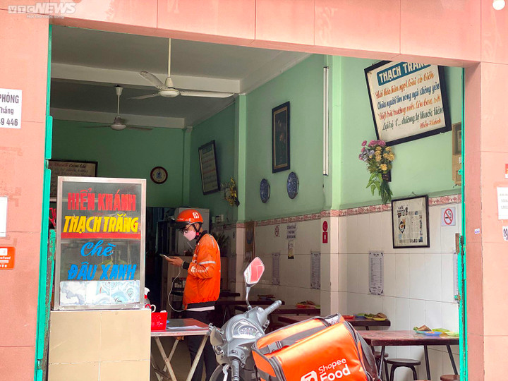 Các quán bán chè đậu đỏ ở TP.HCM ế ẩm ngày Thất tịch - 6